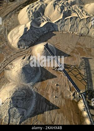 Tagebau und Auswahl von Rohstoffen und Mineralien, die aus dem Boden gewonnen werden Stockfoto