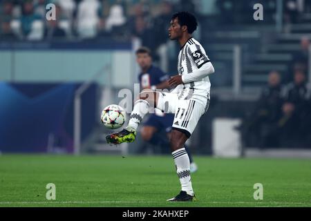 Turin, Italien. 02.. November 2022. Juan Cuadrado vom FC Juventus kontrolliert den Ball während des UEFA Champions League-Spiel der Gruppe H zwischen dem FC Juventus und dem FC Paris Saint-Germain im Allianz-Stadion am 2. November 2022 in Turin, Italien. Quelle: Marco Canoniero/Alamy Live News Stockfoto