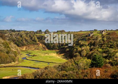 Pennard Castle mit Blick auf die Pennard pill, die in Three Cliffs Bay, Gower Peninsula, Wales, fließt Stockfoto