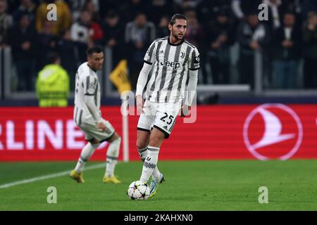 Turin, Italien. 02.. November 2022. Adrien Rabiot vom FC Juventus kontrolliert den Ball während des UEFA Champions League-Spiel der Gruppe H zwischen dem FC Juventus und dem FC Paris Saint-Germain im Allianz-Stadion am 2. November 2022 in Turin, Italien. Quelle: Marco Canoniero/Alamy Live News Stockfoto