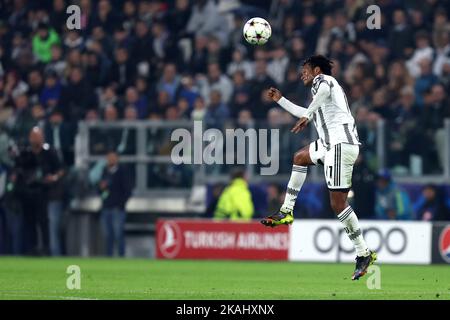 Turin, Italien. 02.. November 2022. Juan Cuadrado vom FC Juventus kontrolliert den Ball während des UEFA Champions League-Spiel der Gruppe H zwischen dem FC Juventus und dem FC Paris Saint-Germain im Allianz-Stadion am 2. November 2022 in Turin, Italien. Quelle: Marco Canoniero/Alamy Live News Stockfoto