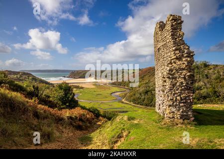 Teil der zerstörten Außenmauer von Pennard Castle mit Blick auf Three Cliffs Bay, Gower Peninsula, Wales Stockfoto