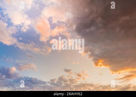 Wunderschöner Sonnenuntergang. Natur Himmel Hintergründe. Dramatischer Panoramahimmel mit Wolken bei Sonnenaufgang und Sonnenuntergang. Panoramablick. Entspannen Sie die Natur, Strahlen Stockfoto