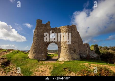 Die Ruinen von Pennard Castle mit Blick auf Three Cliffs Bay, Gower Peninsula, Wales Stockfoto