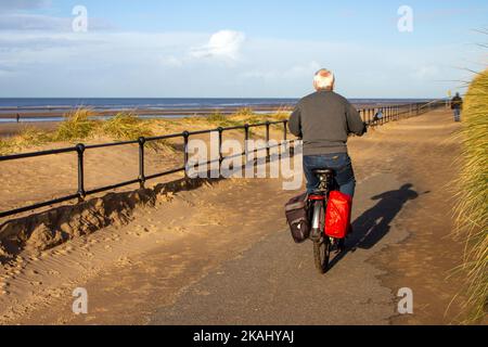 Crosby Beach, Liverpool. UK Wetter 3 Nov 2022; Ein heller sonniger Tag an der Mersey Mündung mit Temperaturen in einzelnen Zahlen mit klarem Blick über den Fluss Mersey & Irisches Meer. Heute wird eine Mischung aus Sonnenstrahlen und vereinzelten Schauern mit langen Sonnenstrahlen an manchen Stellen zu sehen sein. Kredit; MediaWorldImages/AlamyLiveNews Stockfoto