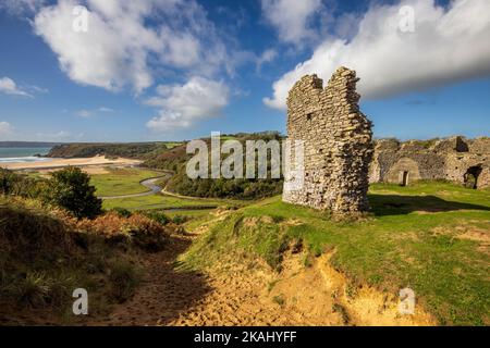 Die Ruinen von Pennard Castle mit Blick auf Three Cliffs Bay, Gower Peninsula, Südwales Stockfoto