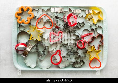 Ein Backblech, gefüllt mit Ausstechformen in allen Formen und Größen. Stockfoto