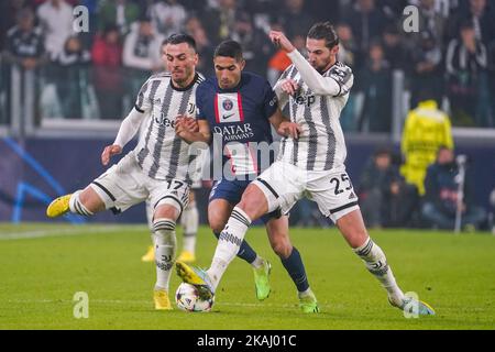 Allianz Stadium, Turin, Italien, 02. November 2022, Achraf Hakimi (FC Paris Saint Germain), Filip Kostic (FC Juventus) und Adrien Rabiot (FC Juventus) Stockfoto