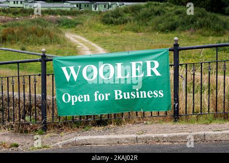 Banner mit der Aufschrift „Wooler: Open for Business“ in Wooler, Northumberland. Stockfoto