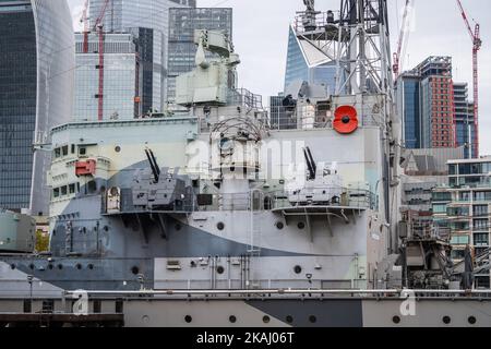 London, Großbritannien. 3. November 2022. Ein großer Mohn befindet sich über dem Geschützturm der HMS Belfast World war 2 Schlachtschiff und einem schwimmenden Museum auf der Themse, während die Royal British Legion Mohn zur gedenkfeier lanciert. Kredit: amer ghazzal/Alamy Live Nachrichten Stockfoto