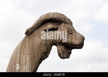 Ein Tierkopf, der in eine Holzsäule im angelsächsischen Stil in Yeavering in der Nähe von Wooler, Northumberland, gehauen wurde. Stockfoto