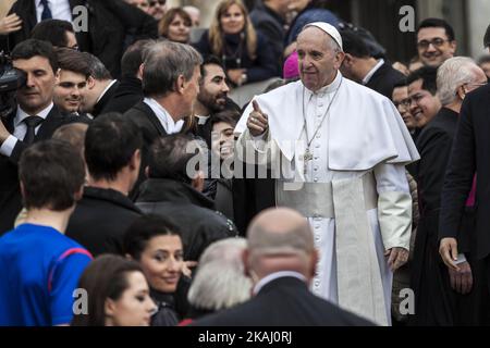 Papst Franziskus hält seine wöchentliche Generalaudienz auf dem Petersplatz in der Vatikanstadt, Vatikan. Papst Franziskus begrüßte am Mittwoch Mitglieder des American Circus, der während seiner wöchentlichen Generalaudienz auftrat und ihnen erzählte, dass sie die Wichtigkeit harter Arbeit demonstrieren.(Foto: Giuseppe Ciccia/NurPhoto) *** Bitte benutzen Sie den Credit from Credit Field *** Stockfoto