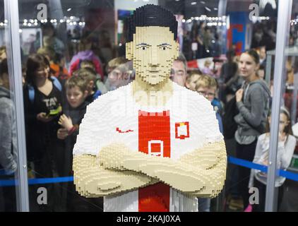 Robert Lewandowski aus Lego-Steinen. Denkmal von Robert Lewandowski im Maßstab 1:1 aus 70.000 Legosteinen auf der Lego-Ausstellung im Nationalstadion in Warschau, 05. Februar 2016, Polen (Foto: Krystian Dobuszynski/NurPhoto) *** Bitte benutzen Sie die Gutschrift aus dem Kreditfeld *** Stockfoto