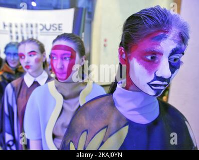 Modelle warten backstage während der Mercedes-Benz Kiev Fashion Days in Kiew, Ukraine, 06. Februar 2016. Die Veranstaltung präsentiert vom 4. Bis 7. Februar Herbst-Winter 2016-17 Kollektionen von ukrainischen und internationalen Designern. Stockfoto