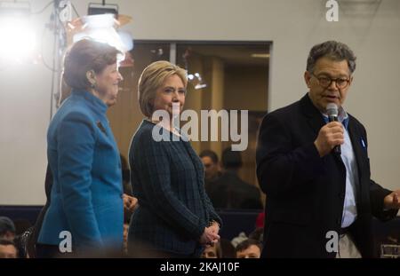 Senatorin Al Franken (R), Präsidentschaftskandidatin der Demokraten, ehemalige Außenministerin Hillary Clinton (C) und Senatorin der USA, Jeanne Shaheen (L), während einer Veranstaltung zur Organisation der Wahlauslosung am Great Bay Community College am 6. Februar 2016 in Portsmouth, New Hampshire. Weniger als eine Woche vor den Vorwahlen in New Hampshire setzt Hillary Clinton seinen Wahlkampf im ganzen Staat fort. Stockfoto