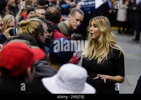 Ivanka Trump, Tochter des republikanischen Präsidentschaftskandidaten Donald Trump, spricht mit Unterstützern. Donald Trump hielt am Montagabend eine Kundgebung in der Verizon Wireless Arena in Manchester, New Hampshire, ab. In der Nacht eines Schneesturms machten sich etwa 5.000 Anhänger auf den Weg in die Arena, um Mr. Trump anzufeuern. Der Präsidentschaftskandidat teilte sich die Bühne mit seiner Tochter Ivanka und seiner Frau Melania, um die Menge zu begeistern und sie daran zu erinnern, bei der Vorwahlen am Dienstag ihre Stimme abzugeben. 8. Februar 2016. New Hampshire, USA. (Foto von Monica Jorge/NurPhoto) *** Bitte nutzen Sie die Gutschrift aus dem Kreditfeld *** Stockfoto