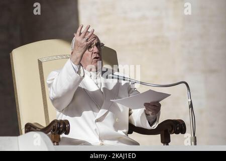 Am 10. Februar 2016 hält Papst Franziskus seine wöchentliche Generalaudienz auf dem Petersplatz in der Vatikanstadt, Vatikan. Papst Franziskus bat um Gebete für seine bevorstehende Begegnung mit seinem „lieben Bruder“, dem Patriarchen Kirill von Moskau, dem Leiter der russisch-orthodoxen Kirche. Stockfoto