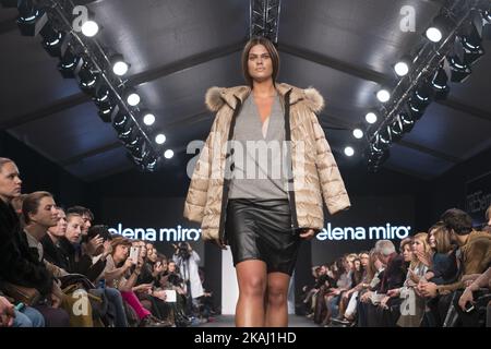 Ein Model geht mit einer Kreation des Labels Elena Miro auf den Laufsteg während des MFSHOW Woman Fashion Events in Madrid, Spanien, am 10. Februar 2016. (Foto von Oscar Gonzalez/NurPhoto) *** Bitte benutzen Sie die Gutschrift aus dem Kreditfeld *** Stockfoto