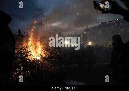 Während eines Protestes gegen die Rentenreform haben Bauern vor dem Parlamentsgebäude am Syntagma-Platz Feuer angezündet. Griechische Bauern aus dem ganzen Land reiste nach Athen am Freitag, den 12,2016. Februar, um eine zweitägige Protest vor dem Parlament gegen die governmentâ €™s Pläne zu verhängen Steuererhöhungen und Rentenreform. (Foto von Chrissa Giannakoudi/NurPhoto) *** Bitte nutzen Sie die Gutschrift aus dem Kreditfeld *** Stockfoto