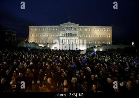 Bauern aus dem ganzen Land demonstrieren vor dem griechischen parlament bei einer Demonstration gegen die Besteuerung und die geplante Reform des Sozialversicherungssystems. In Athen, Griechenland, am 12. Februar 2016. (Foto von Panayiotis Tzamaros/NurPhoto) *** Bitte nutzen Sie die Gutschrift aus dem Kreditfeld *** Stockfoto