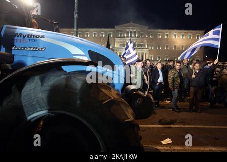 Bauern aus dem ganzen Land marschieren mit Traktoren vor dem griechischen parlament während einer Demonstration gegen die Besteuerung und die geplante Reform des Sozialversicherungssystems. In Athen, Griechenland, am 12. Februar 2016. (Foto von Panayiotis Tzamaros/NurPhoto) *** Bitte nutzen Sie die Gutschrift aus dem Kreditfeld *** Stockfoto