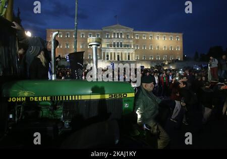 Bauern aus dem ganzen Land marschieren mit Traktoren vor dem griechischen parlament während einer Demonstration gegen die Besteuerung und die geplante Reform des Sozialversicherungssystems. In Athen, Griechenland, am 12. Februar 2016. (Foto von Panayiotis Tzamaros/NurPhoto) *** Bitte nutzen Sie die Gutschrift aus dem Kreditfeld *** Stockfoto