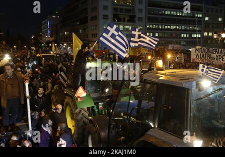 Bauern aus dem ganzen Land marschieren mit Traktoren vor dem griechischen parlament während einer Demonstration gegen die Besteuerung und die geplante Reform des Sozialversicherungssystems. In Athen, Griechenland, am 12. Februar 2016. (Foto von Panayiotis Tzamaros/NurPhoto) *** Bitte nutzen Sie die Gutschrift aus dem Kreditfeld *** Stockfoto