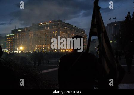 Farmerskundgebung vor dem Parlamentsgebäude am Syntagma-Platz während eines Protestes gegen die Rentenreform. Griechische Bauern aus dem ganzen Land reiste nach Athen am Freitag, den 12,2016. Februar, um eine zweitägige Protest vor dem Parlament gegen die governmentâ €™s Pläne zu verhängen Steuererhöhungen und Rentenreform. (Foto von Chrissa Giannakoudi/NurPhoto) *** Bitte nutzen Sie die Gutschrift aus dem Kreditfeld *** Stockfoto