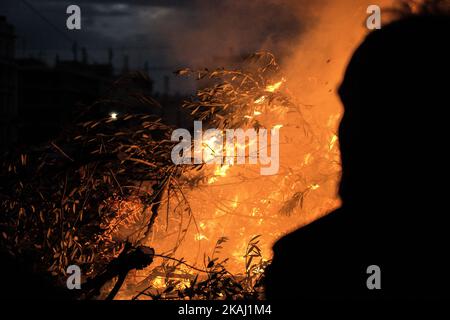 Während eines Protestes gegen die Rentenreform haben Bauern vor dem Parlamentsgebäude am Syntagma-Platz Feuer angezündet. Griechische Bauern aus dem ganzen Land reiste nach Athen am Freitag, den 12,2016. Februar, um eine zweitägige Protest vor dem Parlament gegen die governmentâ €™s Pläne zu verhängen Steuererhöhungen und Rentenreform. (Foto von Chrissa Giannakoudi/NurPhoto) *** Bitte nutzen Sie die Gutschrift aus dem Kreditfeld *** Stockfoto