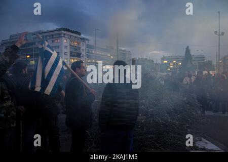 Während eines Protestes gegen die Rentenreform haben Bauern vor dem Parlamentsgebäude am Syntagma-Platz Feuer angezündet. Griechische Bauern aus dem ganzen Land reiste nach Athen am Freitag, den 12,2016. Februar, um eine zweitägige Protest vor dem Parlament gegen die governmentâ €™s Pläne zu verhängen Steuererhöhungen und Rentenreform. (Foto von Chrissa Giannakoudi/NurPhoto) *** Bitte nutzen Sie die Gutschrift aus dem Kreditfeld *** Stockfoto