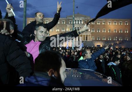 Bauern aus dem ganzen Land marschieren mit Traktoren vor dem griechischen parlament während einer Demonstration gegen die Besteuerung und die geplante Reform des Sozialversicherungssystems. In Athen, Griechenland, am 12. Februar 2016. (Foto von Panayiotis Tzamaros/NurPhoto) *** Bitte nutzen Sie die Gutschrift aus dem Kreditfeld *** Stockfoto