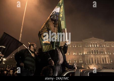 Farmerskundgebung vor dem Parlamentsgebäude am Syntagma-Platz während eines Protestes gegen die Rentenreform. Griechische Bauern aus dem ganzen Land reiste nach Athen am Freitag, den 12,2016. Februar, um eine zweitägige Protest vor dem Parlament gegen die governmentâ €™s Pläne zu verhängen Steuererhöhungen und Rentenreform. (Foto von Chrissa Giannakoudi/NurPhoto) *** Bitte nutzen Sie die Gutschrift aus dem Kreditfeld *** Stockfoto