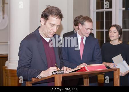 Jurymitglied der Internationalen Filmfestspiele Berlin 66. und Schauspieler Clive Owen signiert das Gästebuch am 17. Februar 2016 im Berliner Rathaus. (Foto von Emmanuele Contini/NurPhoto) *** Bitte benutzen Sie die Gutschrift aus dem Kreditfeld *** Stockfoto