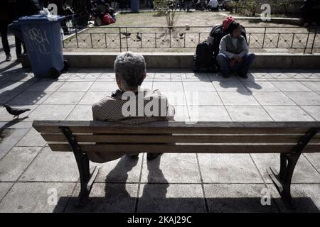 Ein Einheimischer und ein afghanischer Flüchtling auf dem Victoria Square. Athen, Den 22. Februar 2016. (Foto von Kostis Ntantamis/NurPhoto) *** Bitte nutzen Sie die Gutschrift aus dem Kreditfeld *** Stockfoto