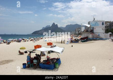 Einheimische und Touristen genießen die Strände von Southern Rio sogar unter der Woche. Blick auf die Strände von Ipanema und Leblon, die sich am Mittwochnachmittag im klaren und ruhigen Wasser befanden. (Foto von Luiz Souza/NurPhoto) *** Bitte benutzen Sie die Gutschrift aus dem Kreditfeld *** Stockfoto