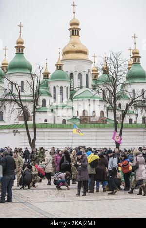 Menschen zünden Kerzen an, um an die Toten der Unruhen von 2014 während des zweiten Jahrestages des Euromaidan in Kiew, Ukraine, am 21. Februar 2016 zu erinnern. (Foto von Celestino Arce/NurPhoto) *** Bitte benutzen Sie die Gutschrift aus dem Kreditfeld *** Stockfoto