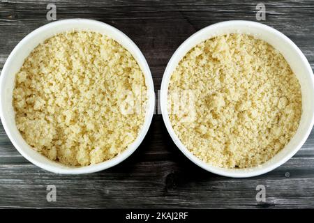 Arabisches Gericht aus kleinen, gedämpften Granulaten aus gerolltem Hartweizengrieß namens Koskosi, Couscous, Kusksi oder Kseksu, beliebt in Marokko, Algerien, Stockfoto