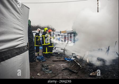 Nach 45 Minuten kamen Feuerwehrleute, um das Feuer und die Überreste der Hütten während der Zerstörung des südlichen Teils des Dschungels zu löschen. In Calais, Frankreich, am 1. März 2016. Beamte gehen Berichten zufolge Tür-zu-Tür im „Dschungel“-Migrantenlager in Calais, um die Menschen zu überzeugen, den Standort zu verlassen und als Asylbewerber nach Frankreich umgesiedelt zu werden. NGOs und Aktivisten sollen ebenfalls zur Verfügung stehen, um ein gerichtliches Gegenargument zu liefern. Die französischen Abbruchteams begannen Anfang dieser Woche mit dem Abbau von Hütten, aber dies wurde mit Widerstand getroffen, da die Bereitschaftspolizei gezwungen wurde, Tränengas A zu feuern Stockfoto