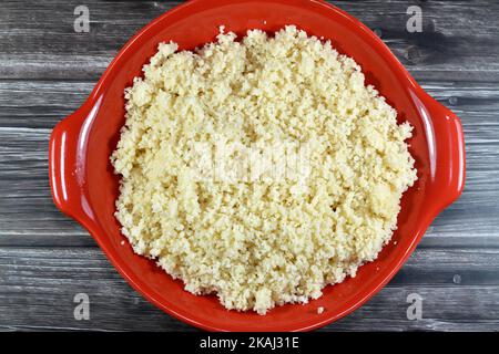 Arabisches Gericht aus kleinen, gedämpften Granulaten aus gerolltem Hartweizengrieß namens Koskosi, Couscous, Kusksi oder Kseksu, beliebt in Marokko, Algerien, Stockfoto