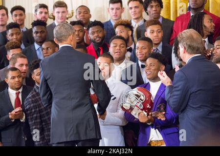 WASHINGTON, DC – am Mittwoch, den 2. März 2016, sagte Präsident Obama im Ostsaal des Weißen Hauses gegenüber der Fußballmannschaft von Alabama Crimson Tide Auf Wiedersehen. (Foto von Cheriss May/NurPhoto) *** Bitte nutzen Sie die Gutschrift aus dem Kreditfeld *** Stockfoto