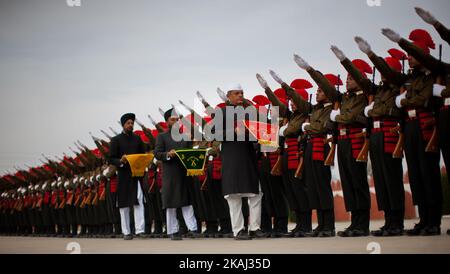 Rekruten der indischen Armee aus Kaschmir stampfen am 05. März 2016 bei ihrer Passierparade in einer Garnison in Rangreth am Stadtrand von Srinagar, der Sommerhauptstadt des von Indien kontrollierten Kaschmir, Indien, ihre Füße. Über 240 kaschmirische Männer haben während ihrer Passierparade einen Eid geleistet, nachdem sie erfolgreich 49 Wochen lang mühsames Training absolviert hatten, das Waffenhandling, Kartenlesung und Operationen zur Aufstandsbekämpfung beinhaltete. Die Rekruten werden sich dem Jammu und dem Kashmir Light Infantry Regiment (JAK LI) der indischen Armee anschließen, um die Militanten in Kaschmir zu bekämpfen, sagte ein Sprecher der Armee. Indien hat sich bereits geschlossen Stockfoto