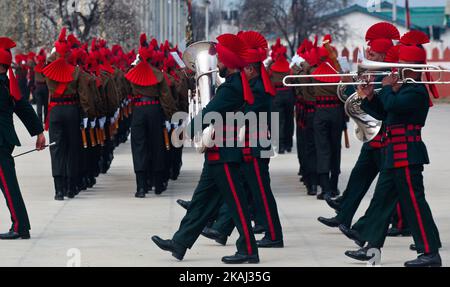 Rekruten der indischen Armee aus Kaschmir stampfen am 05. März 2016 bei ihrer Passierparade in einer Garnison in Rangreth am Stadtrand von Srinagar, der Sommerhauptstadt des von Indien kontrollierten Kaschmir, Indien, ihre Füße. Über 240 kaschmirische Männer haben während ihrer Passierparade einen Eid geleistet, nachdem sie erfolgreich 49 Wochen lang mühsames Training absolviert hatten, das Waffenhandling, Kartenlesung und Operationen zur Aufstandsbekämpfung beinhaltete. Die Rekruten werden sich dem Jammu und dem Kashmir Light Infantry Regiment (JAK LI) der indischen Armee anschließen, um die Militanten in Kaschmir zu bekämpfen, sagte ein Sprecher der Armee. Indien hat sich bereits geschlossen Stockfoto