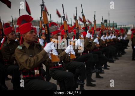 Rekruten der indischen Armee aus Kaschmir stampfen am 05. März 2016 bei ihrer Passierparade in einer Garnison in Rangreth am Stadtrand von Srinagar, der Sommerhauptstadt des von Indien kontrollierten Kaschmir, Indien, ihre Füße. Über 240 kaschmirische Männer haben während ihrer Passierparade einen Eid geleistet, nachdem sie erfolgreich 49 Wochen lang mühsames Training absolviert hatten, das Waffenhandling, Kartenlesung und Operationen zur Aufstandsbekämpfung beinhaltete. Die Rekruten werden sich dem Jammu und dem Kashmir Light Infantry Regiment (JAK LI) der indischen Armee anschließen, um die Militanten in Kaschmir zu bekämpfen, sagte ein Sprecher der Armee. Indien hat sich bereits geschlossen Stockfoto