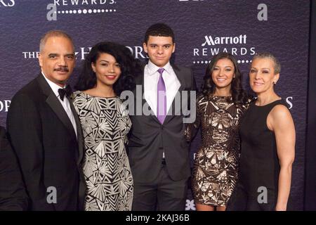 (l-r), Honoree Eric Himpton Holder, Jr., seine Tochter Brooke, sein Sohn Eric Holder III, seine Tochter Maya und seine Frau Dr. Sharon Malone Holder, auf dem roten Teppich für BET Honors. (Foto von Cheriss May/NurPhoto) *** Bitte nutzen Sie die Gutschrift aus dem Kreditfeld *** Stockfoto