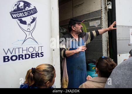 Köche der Weltköche ohne Grenzen kochen am 10. März 2016 im Flüchtlingslager Idomeni, Griechenland, Suppe. Das Flüchtlingslager an der griechisch-mazedonischen Grenze sinkt durch den anhaltenden Regen im Schlamm ein, so dass sich die hygienische Situation weiter verschlechtert. (Foto von Markus Heine/NurPhoto) *** Bitte nutzen Sie die Gutschrift aus dem Kreditfeld *** Stockfoto