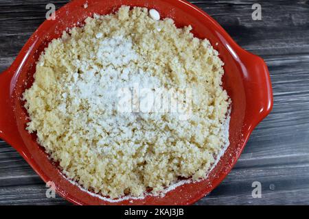 Arabisches Gericht aus kleinen, gedämpften Granulaten aus gerolltem Hartweizengrieß namens Koskosi, Couscous, Kusksi oder Kseksu, beliebt in Marokko, Algerien, Stockfoto