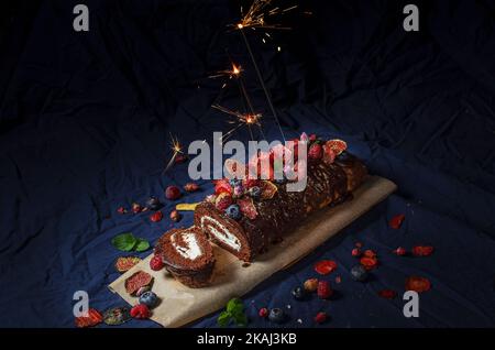 Schokoladenkuchen mit Mascarpone-Creme, Waldfrüchten und Minze Stockfoto