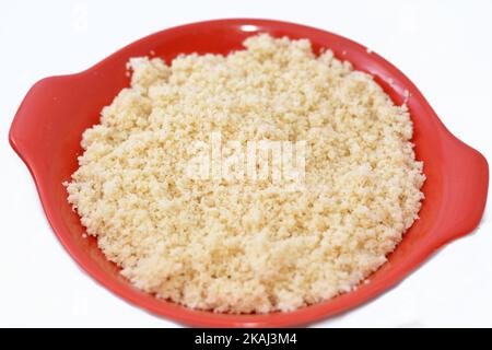 Arabisches Gericht aus kleinen, gedämpften Granulaten aus gerolltem Hartweizengrieß namens Koskosi, Couscous, Kusksi oder Kseksu, beliebt in Marokko, Algerien, Stockfoto