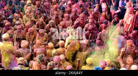 Indische hinduistische Anhänger werfen farbiges Pulver und singen traditionelle Lieder namens 'Dhamar Taal' im Radha Rani Tempel während der Lath mar Holi in Nandgaon, etwa 53 km von Mathura entfernt, am 18,2016. März.am zweiten Tag des Holi Festivals besuchen Männer aus Raha's Dorf Barsana Nandgaon, Lord Krishnas Dorf um holi im Lord Krishna Tempel zu spielen, schlugen dann Tausende von Frauen Männer von Barssana mit Holzstäben als Ritual. (Foto von Ritesh Shukla/NurPhoto) *** Bitte benutzen Sie die Gutschrift aus dem Kreditfeld *** Stockfoto