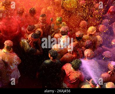 Indische hinduistische Anhänger werfen farbiges Pulver und singen traditionelle Lieder namens 'Dhamar Taal' im Radha Rani Tempel während der Lath mar Holi in Nandgaon, etwa 53 km von Mathura entfernt, am 18,2016. März.am zweiten Tag des Holi Festivals besuchen Männer aus Raha's Dorf Barsana Nandgaon, Lord Krishnas Dorf um holi im Lord Krishna Tempel zu spielen, schlugen dann Tausende von Frauen Männer von Barssana mit Holzstäben als Ritual. (Foto von Ritesh Shukla/NurPhoto) *** Bitte benutzen Sie die Gutschrift aus dem Kreditfeld *** Stockfoto